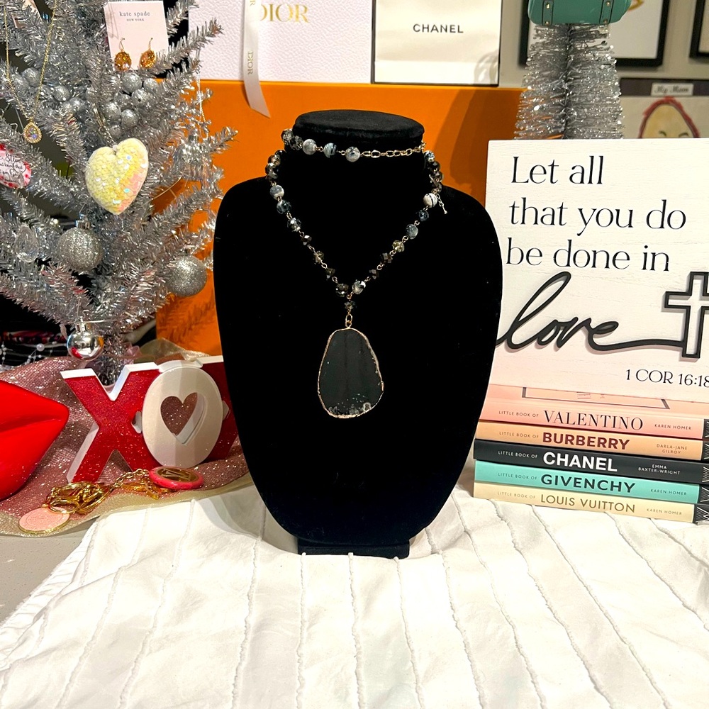 EUC vintage long stone and gold beaded necklace. Classic look.